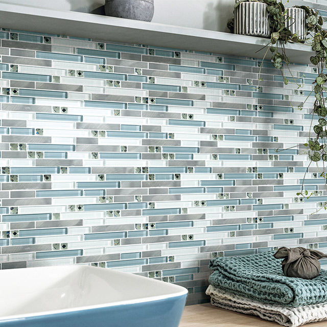 Mosaico de vidro de parede backsplash de decoração em forma de tira de cor branca misturado com azulejos de mosaico de metal