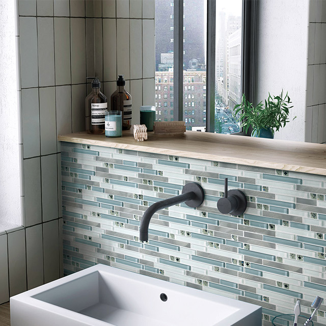 Mosaico de vidro de parede backsplash de decoração em forma de tira de cor branca misturado com azulejos de mosaico de metal